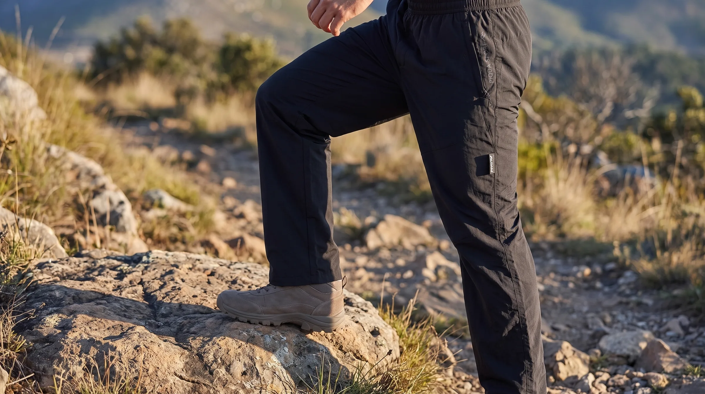 Paso sobre roca en un sendero con el Pantalón Sendero de PIQDA